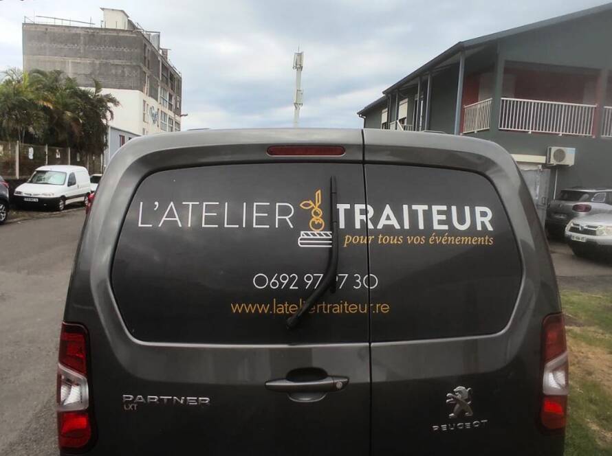 exemple de marquage publicitaire sur véhicule entreprise réunionnaise traiteur